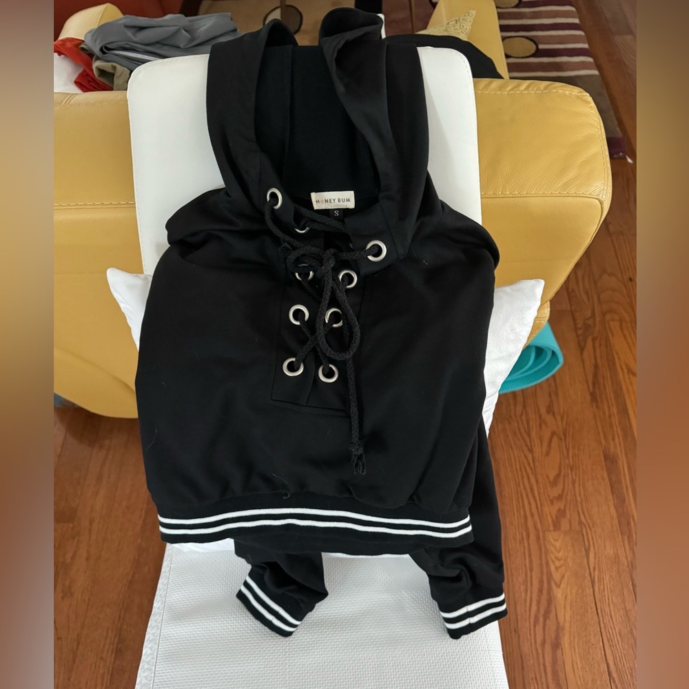 New never worn ladies small Honey Bum lace sweat set. Fits more like xsmall.